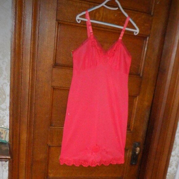 VINTAGE ~ Brand New / Never Worn ~ PETTICOAT ~ Stunning! - Picture 1 of 2